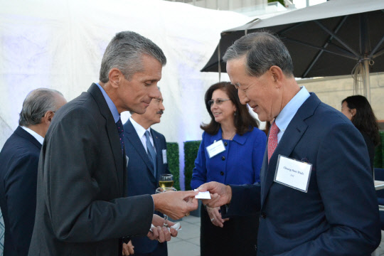 전국경제인연합회는 미국상공회의소와 공동으로 10일(현지시간) 미국상공회의소에서 '제31차 한미재계회의 환영만찬 리셉션'을 개최했다. 데이비드 코다니 미한재계회의 위원장(시그나 CEO)과 허창수 한미재계회의 위원장(오른쪽)이 인사를 나누고 있다. <전경련 제공>